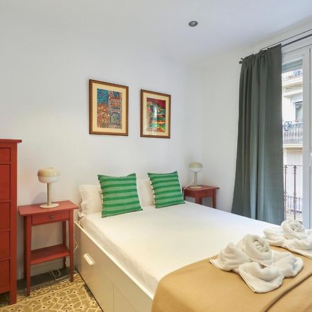 64 Apartment In A Typical Barcelona'S Old Building Ngoại thất bức ảnh