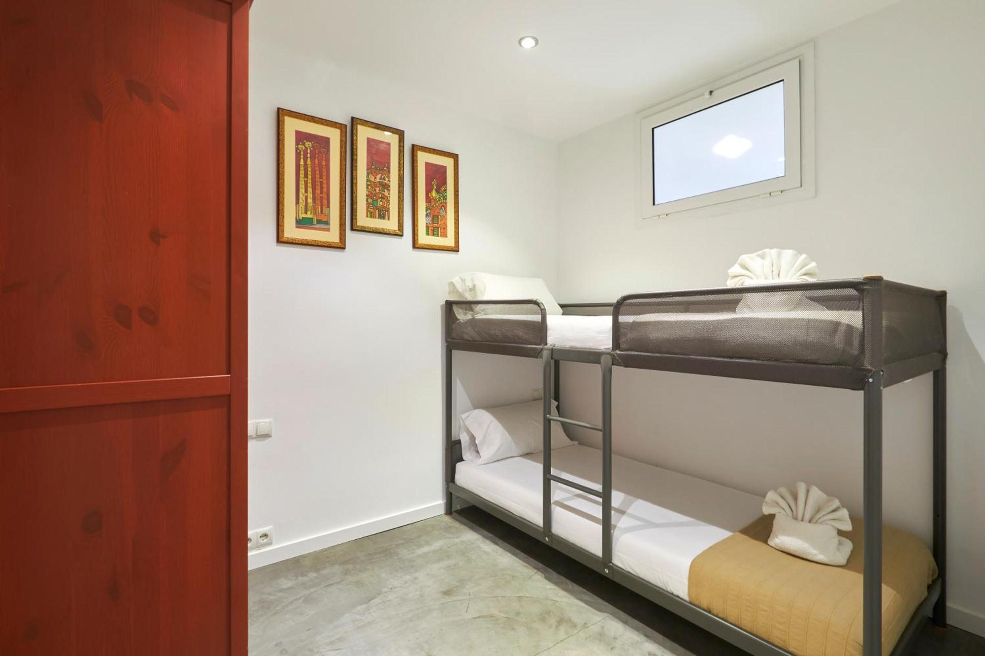 64 Apartment In A Typical Barcelona'S Old Building Ngoại thất bức ảnh