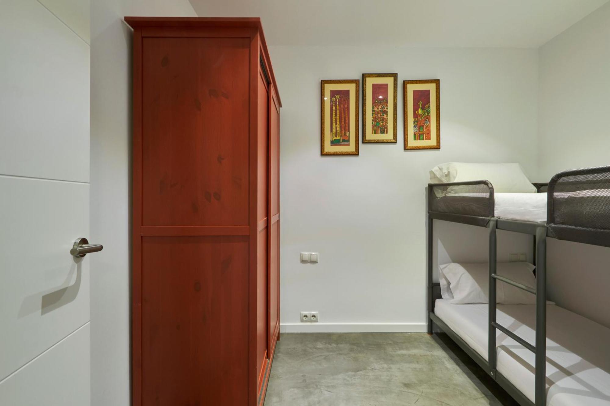64 Apartment In A Typical Barcelona'S Old Building Ngoại thất bức ảnh