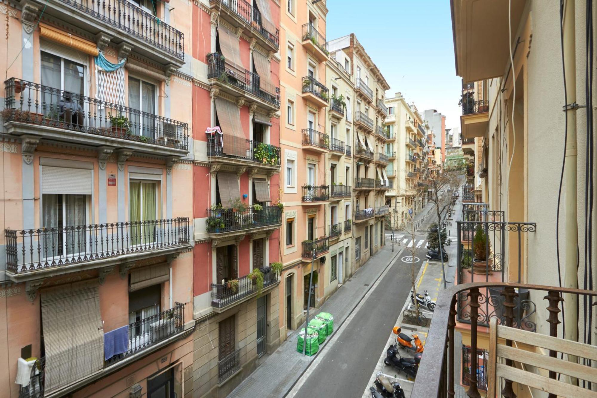 64 Apartment In A Typical Barcelona'S Old Building Ngoại thất bức ảnh