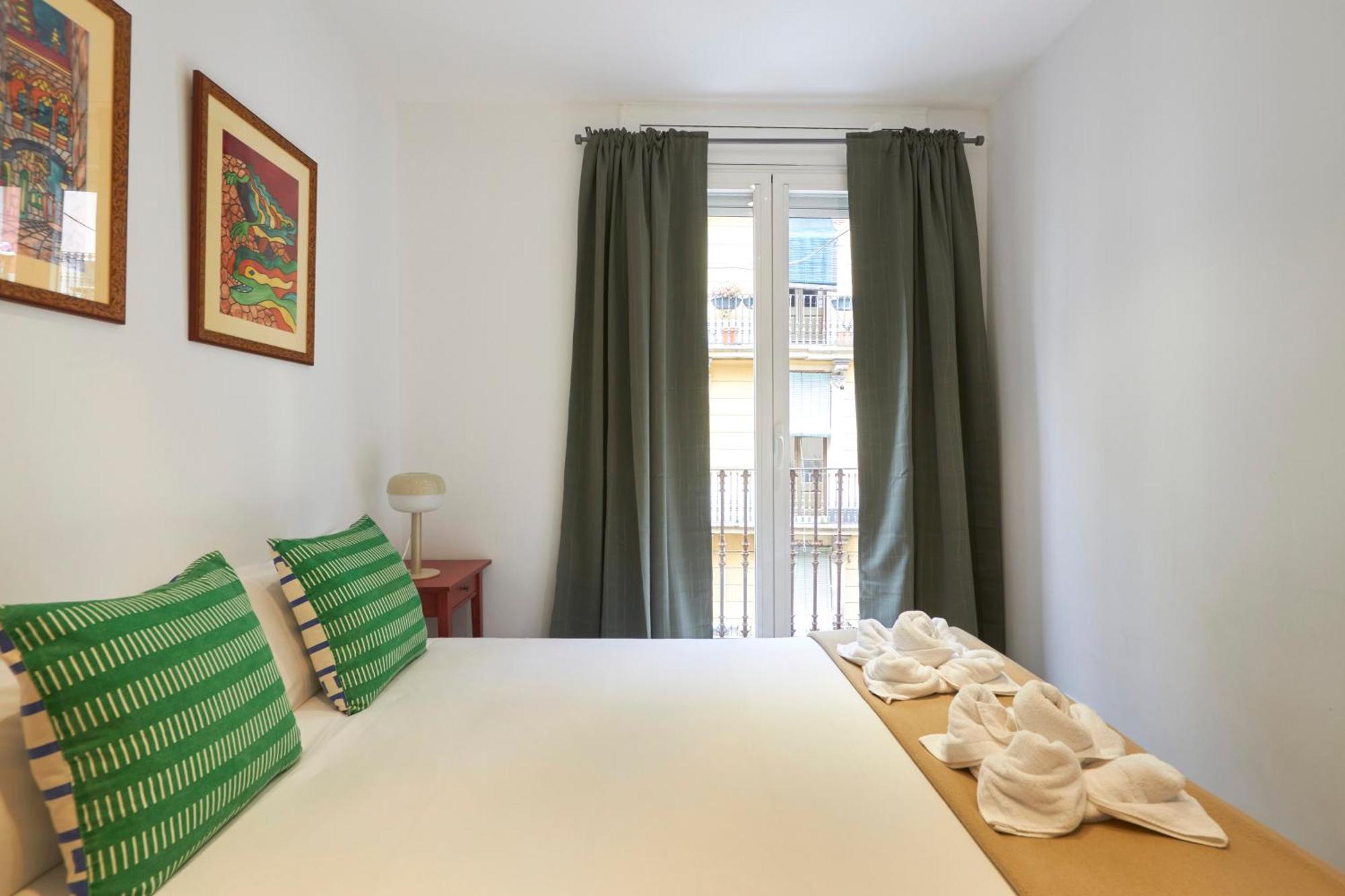 64 Apartment In A Typical Barcelona'S Old Building Ngoại thất bức ảnh