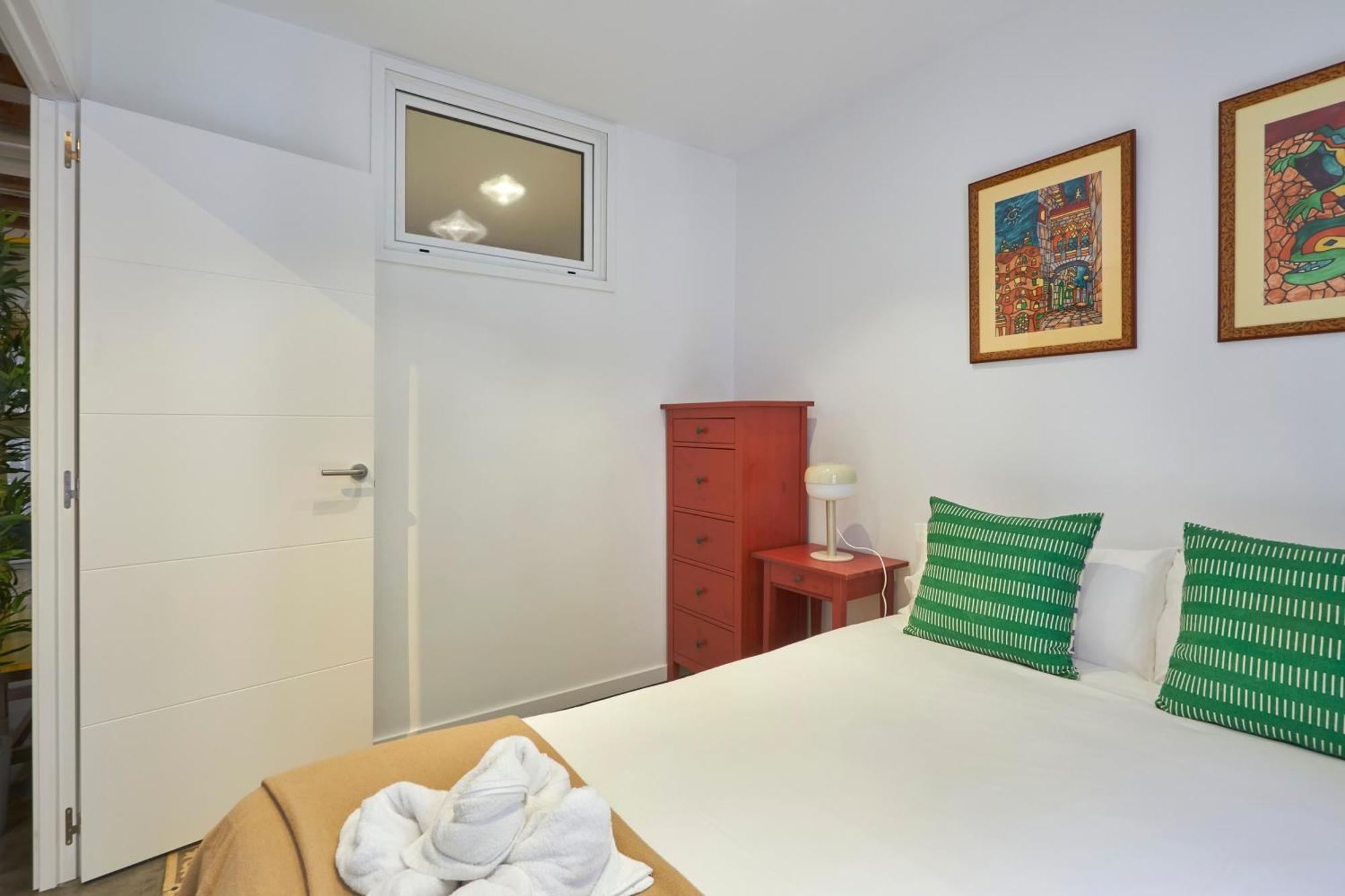 64 Apartment In A Typical Barcelona'S Old Building Ngoại thất bức ảnh